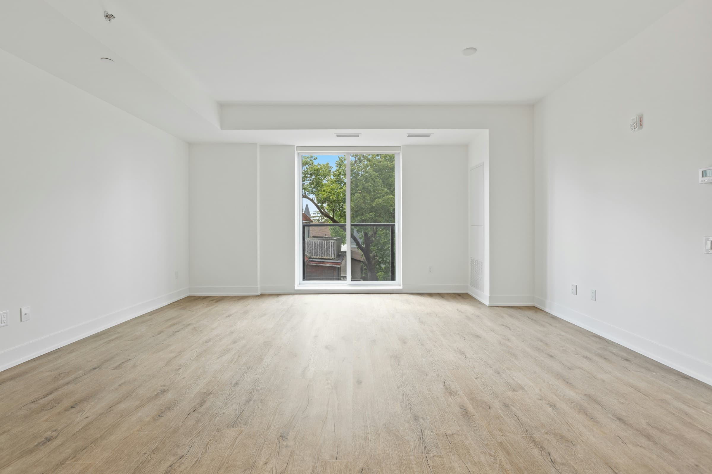 Empty room before virtual staging